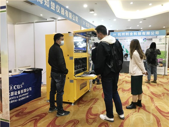 第十九屆中國(guó)作物學(xué)會(huì)展會(huì)-工作人員為客戶(hù)介紹知楚搖床