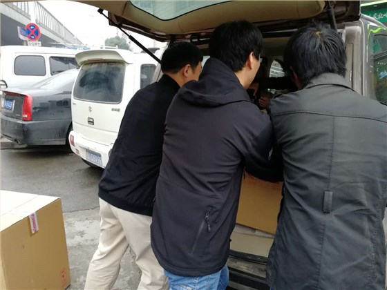 集思的儀器“外賣小哥”隨叫隨到，把耗材化玻、化學(xué)試劑送到用戶手里。