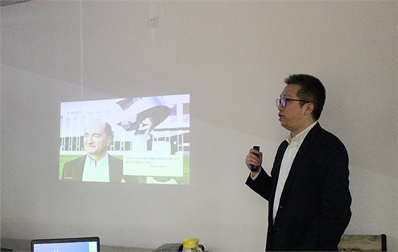 運經理正在為集思團隊做BINDER的整體介紹