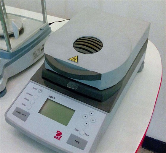 Y先生趕往武漢薩克橡膠制品有限公司，進行了集思代理產(chǎn)品——奧豪斯MB45型快速水分測定儀的安裝與調(diào)試1