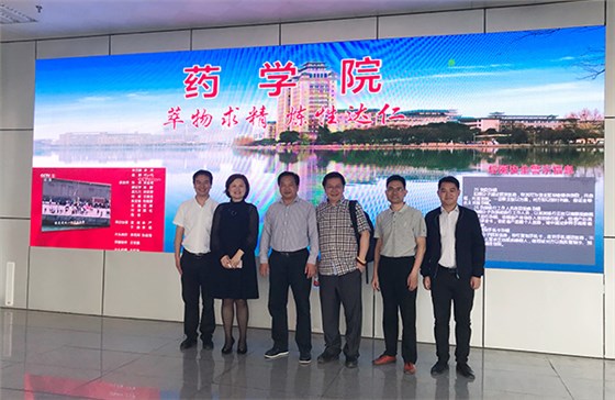 啟瑞藥業(yè)采購總監(jiān)張總來參觀民大藥學(xué)院液相色譜互動教學(xué)實(shí)驗(yàn)室的合影