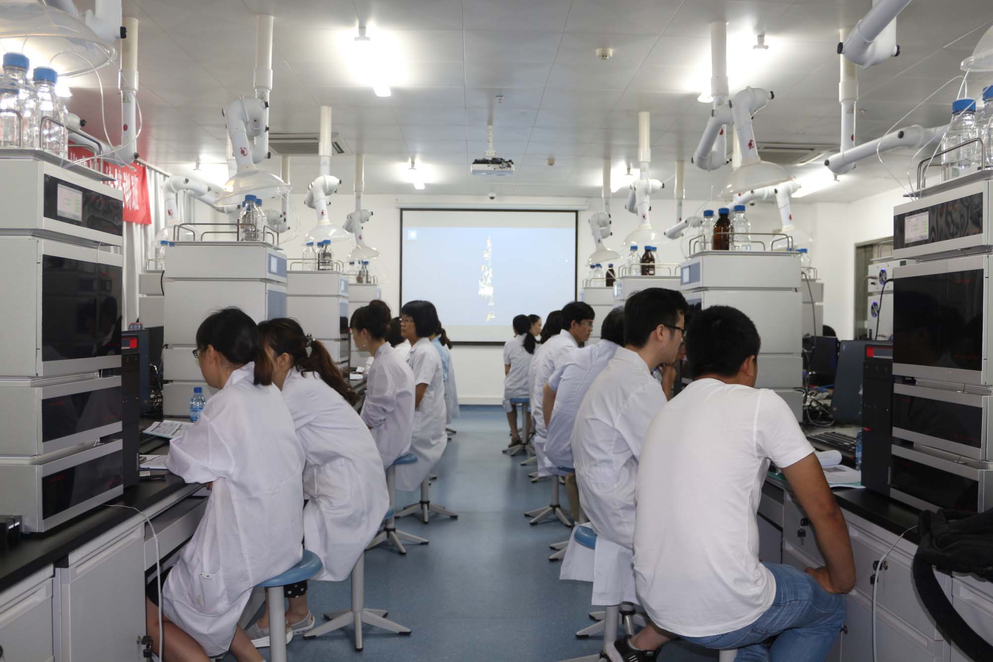 集思儀器與中南民族大學(xué)藥學(xué)院共同創(chuàng)建的液相色譜虛擬仿真教學(xué)實驗室力證儀器類專業(yè)工程教育