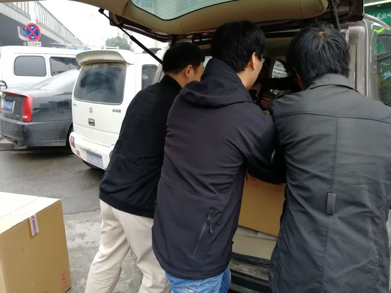 集思的儀器“外賣小哥”隨叫隨到，把耗材化玻、化學(xué)試劑送到用戶手里。
