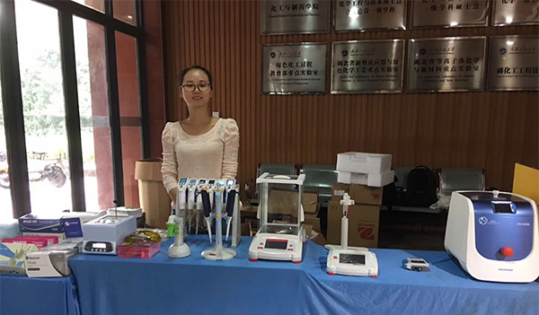 集思儀器銷售人員在展會上向客戶展示奧豪斯電子天平、梅潔移液器、細胞破碎儀等科學儀器設備