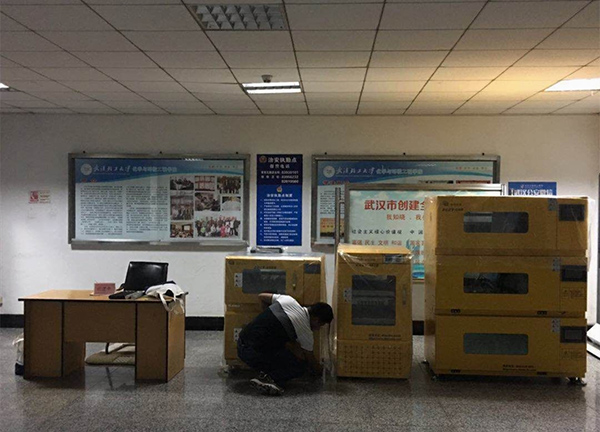 集思儀器的工作人員清早到武漢輕工大學(xué)為代理產(chǎn)品——知楚震蕩培養(yǎng)箱的展覽做準(zhǔn)備工作