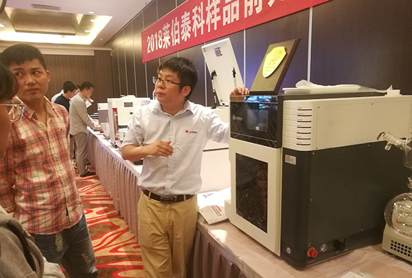 萊伯泰科工作人員正在給與會人員講解BCEIA2017金獎(jiǎng)產(chǎn)品——SPE1000 全自動(dòng)固相萃取系統(tǒng) 